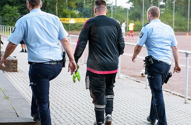 Portieri arrestohet pasi pësoi 43 gola në një ndeshje