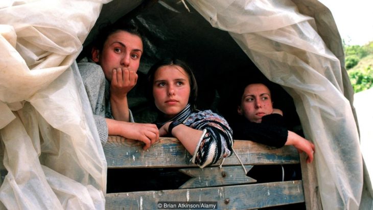 DJAWR9 Three Kosovar girls escaping from Kosovo into Albania near Kukes.