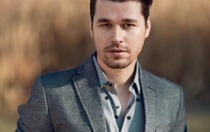 Alban Skënderaj, trajneri i ri i “The Voice of Albania”