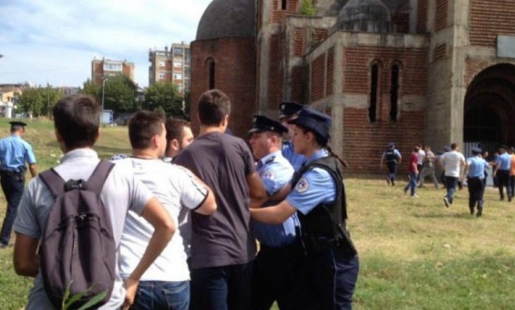 Studentët nesër me aktivitet simbolik para kishës serbe