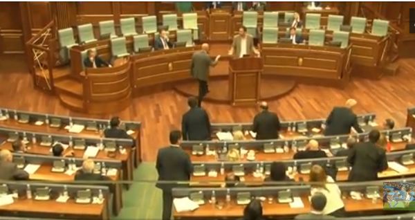 Pavarësisht përplasjeve vazhdon edhe sot seanca për vlerat e luftës