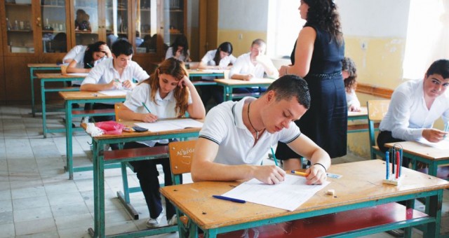 Pagat e mësimdhënësve në Shqipëri shkojnë mbi 500 euro