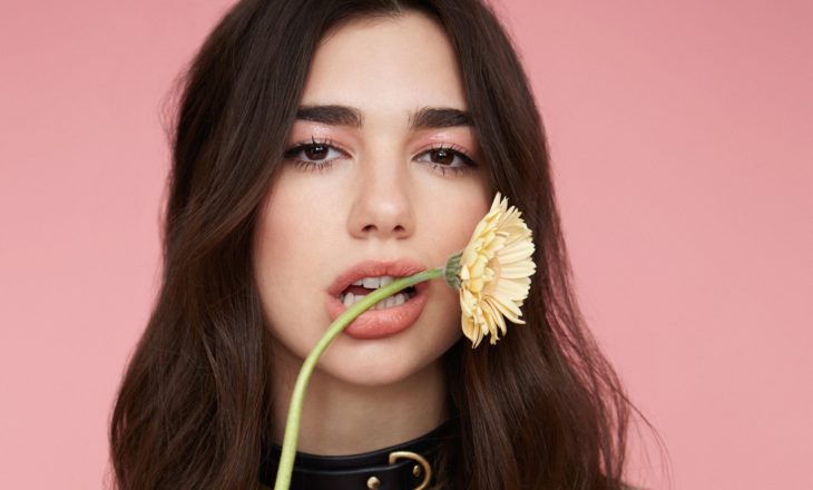 Dua Lipa krijon produkt për shkëlqim buzësh