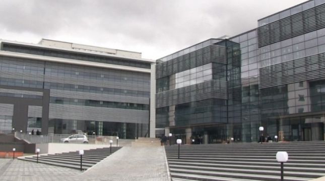 Vdes një person në Pallatin e Drejtësisë