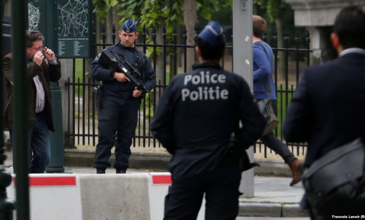 Një persona në Belgjikë tenton ta shtypë turmën e njerëzve me makinë