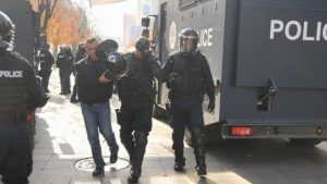 policia-kat-euml-r-polic-euml-t-euml-l-euml-nduar-13-protestues-t-euml-arrestuar_hd