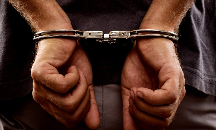 Arrestohet personi që vodhi armë
