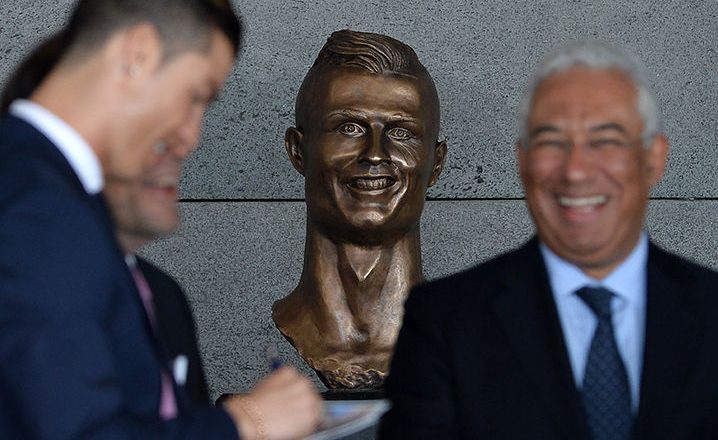 Arsyetohet skulptori i bustit të Ronaldos: E pamundur të kënaqësh të gjithë