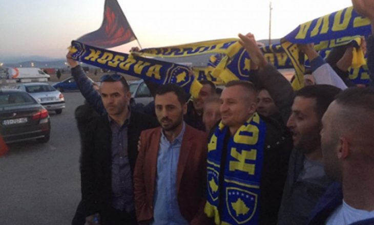 Tifozët presin me brohoritje në aeroport Besart Berishën
