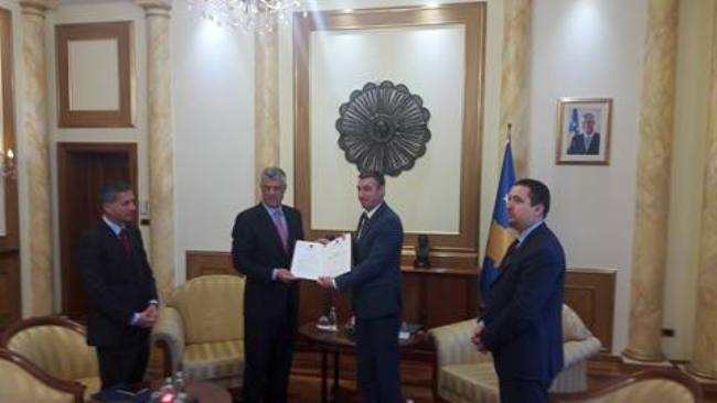 Thaçi ia dorëzon Veselit projektligjin për transformimin e FSK-së