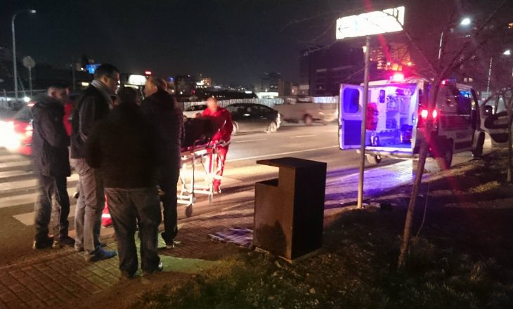 Vetura përplas qytetaren, shoferi largohet nga vendi i ngjarjes