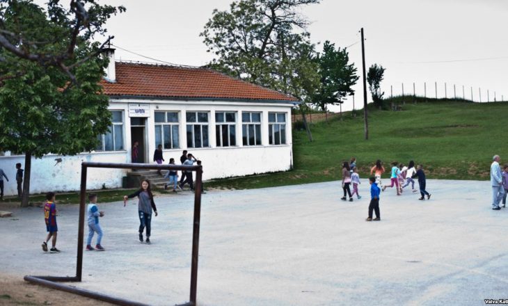 Shkollat nëpër fshatra vazhdojnë mësimin me paralele të kombinuara