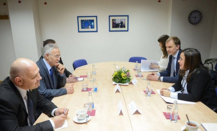 AAK e Nisma bisedojnë me përfaqësuesen e BE-së për “zhvillimet e fundit”