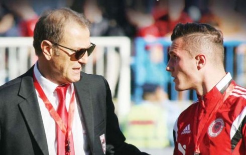 Xhaka i përgjigjet De Biazit, tregon “identitetin kuqezi”