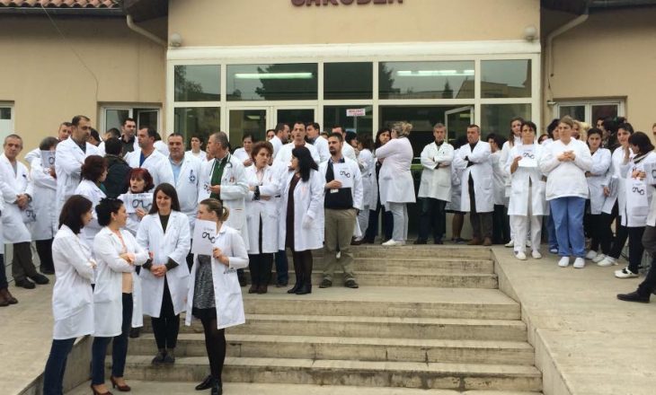 Punonjësit shëndetësorë në protestë