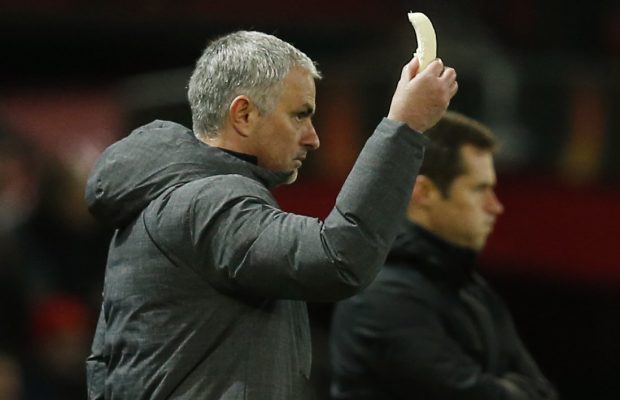 Show i Mourinhos, i jep banane futbollistit në fushë