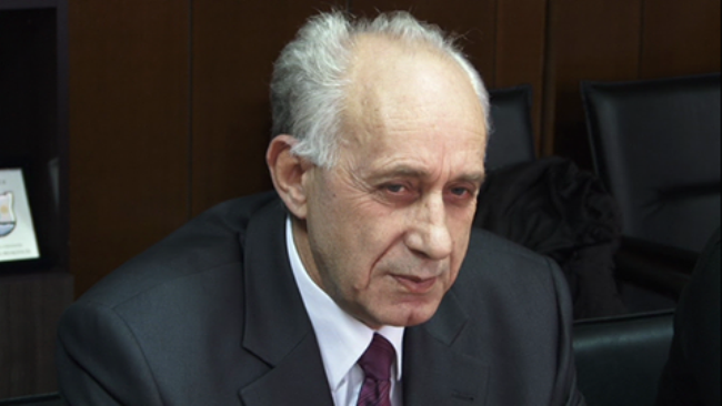 Një person i armatosur hyn në zyrën e kryetarit të Vushtrrisë