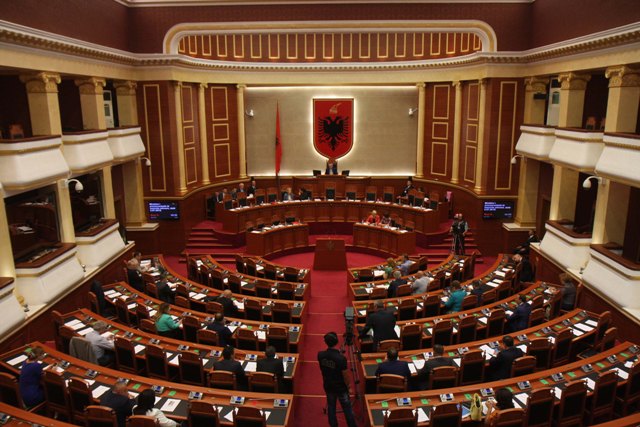Parlamenti i Shqipërisë miraton katër ministrat e rinj