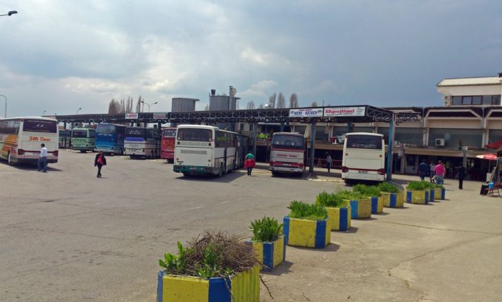 Vdes një person në stacionin e autobusëve