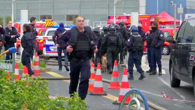 Vritet sulmuesi në aeroportin e Parisit