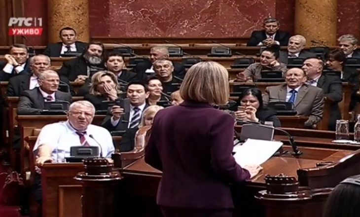 Mogherini pritet me thirje anti-BE në parlamentin serb