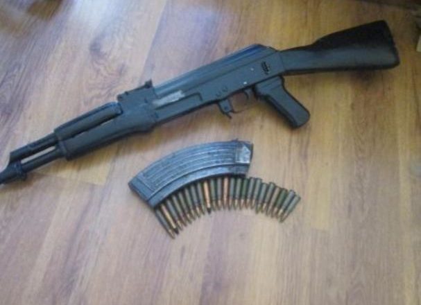 Policia gjen armë dhe narkotik në Istog
