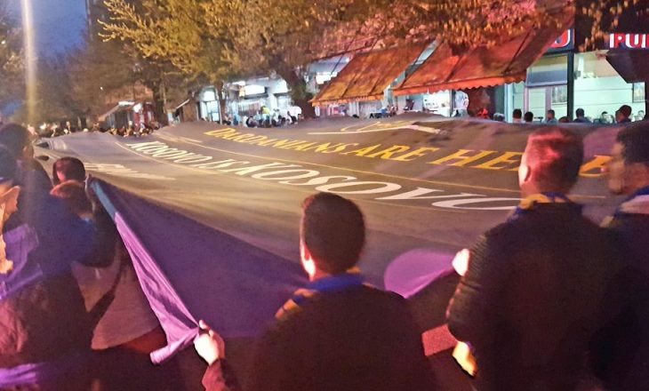 “Kosova është Kosovë” – baneri që u ndalua të shfaqej në “Loro Boriçi”