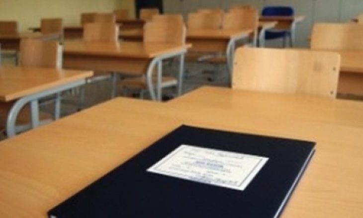 Vidhen 19 ditarë në shkollën e Mjekësisë në Pejë