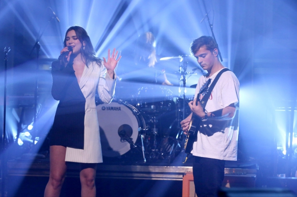 Dua Lipa shkëlqen në emisionin e Jimmy Fallon