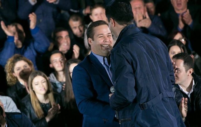 Amerikani i partisë së Trumpit në çadrën e PD-së në Tiranë