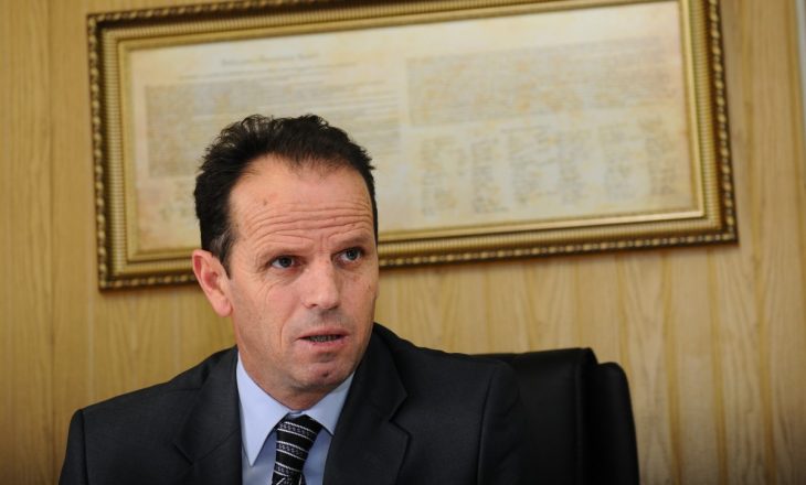 Kushtetuesja pezullon dekretimin e Enver Pecit si kryetar të Supremes