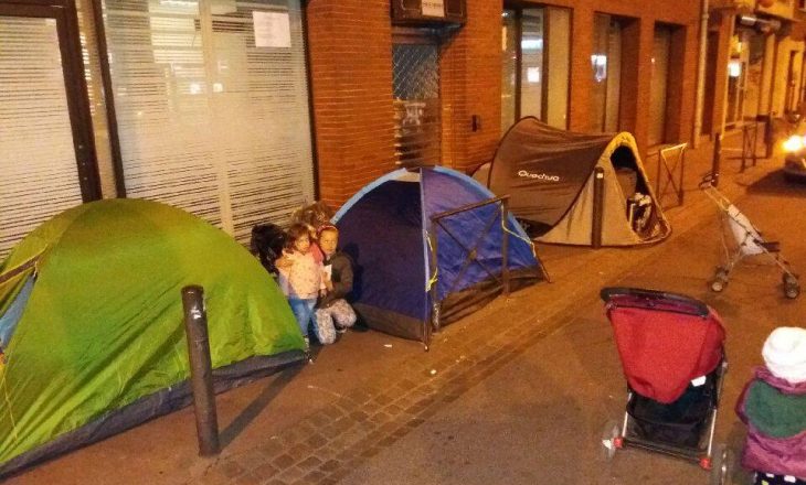 Familjet shqiptare që jetojnë nëpër rrugët e qytetit francez