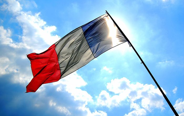 Historianët e Deçanit kërkojnë dëbimin e ambasadorit të Francës