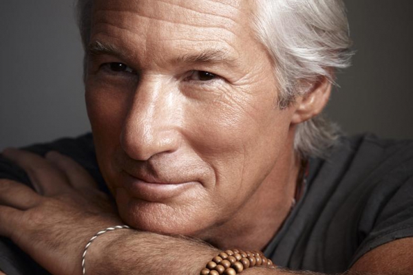 Richard Gere përgjatë vizitës në kampin e refugjatëve të Kosovës në Maqedoni