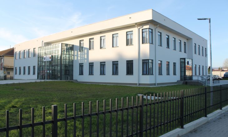 Drenasi drejt ndalimit të shamisë dhe veshjeve provokuese në shkolla