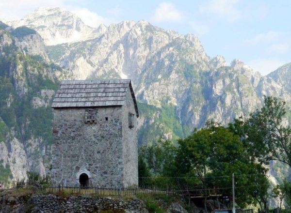 ‘Kullat e ngujimit’, ruajtëse të meshkujve nga gjakmarrja, sot destinacione turistike