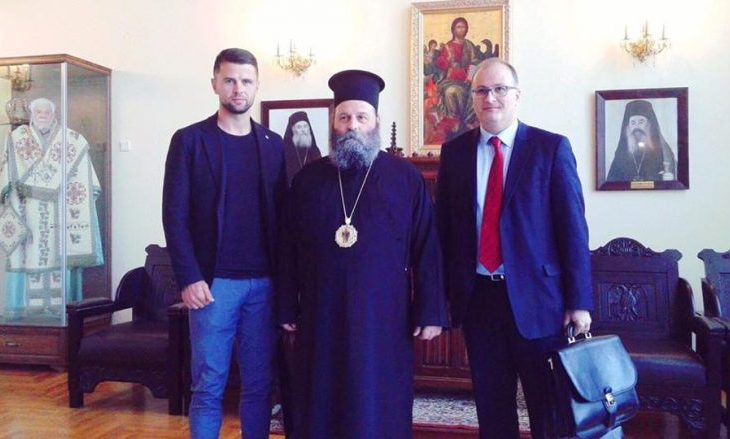 Lila kërkon falje nga prifti që u tallë me të