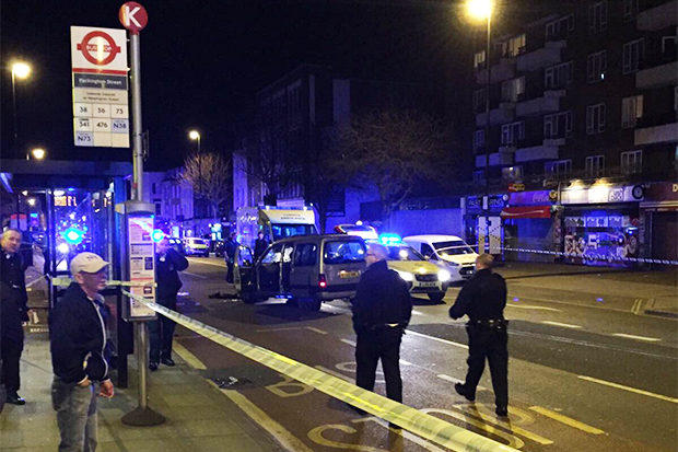Tre të plagosur pasi makina niset drejt këmbësorëve në Londër
