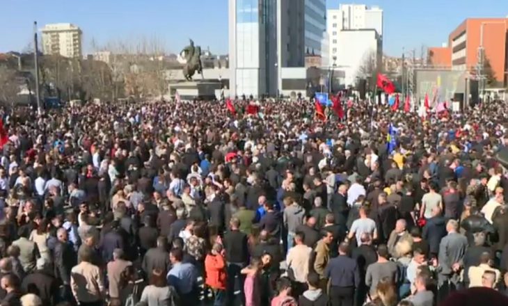 Mblidhen protestuesit, pritet që Haradinaj tu drejtohet atyre përmes një lidhje direkte