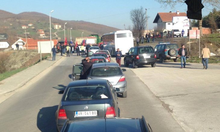 3 mijë persona u nisën nga Serbia për në Kosovë për ta mbështetur Vuçiqin