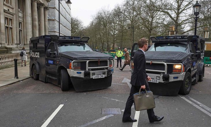 Blindohet Londra, zbresin në terren patrullat e fortifikuara