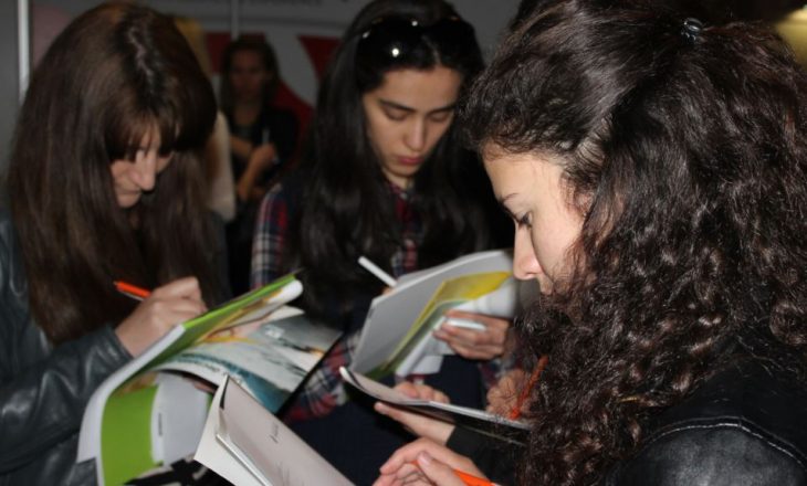 Të rinjtë: Konkurset shpallen sa për “sy e faqe”