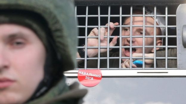 Kremlini shpërfill thirrjet e SHBA-së e BE-së për lirimin e protestuesve
