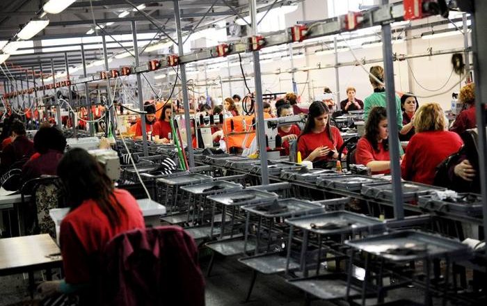 Shitja e fabrikave pas luftës ‘shembi’ ekonominë