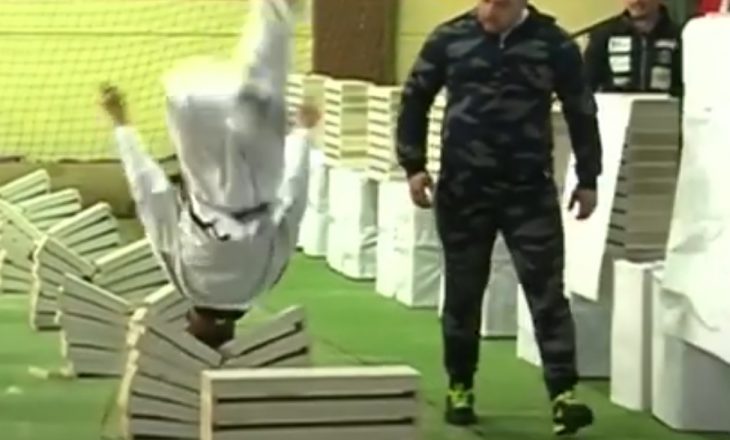 16 vjeçari që theu 111 pllaka me kokë