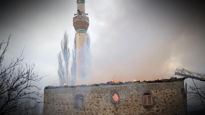 Digjet një xhami historike në Greqi