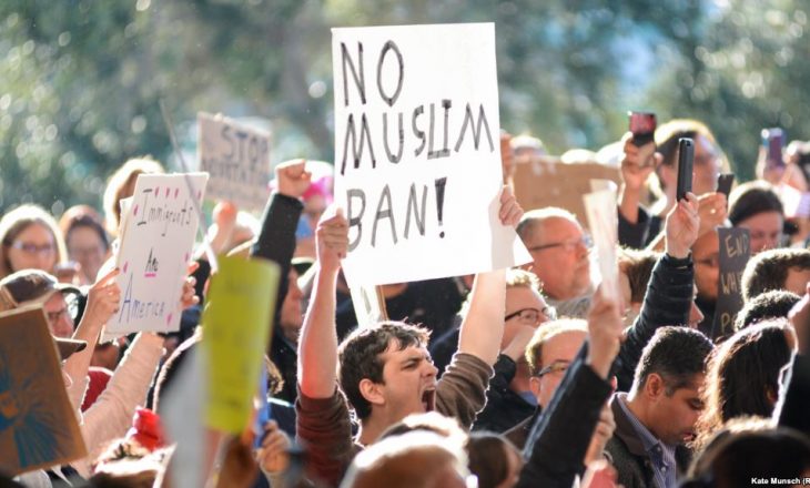 Gjykatësi bllokon urdhrin e ri të Trumpit për udhëtimin