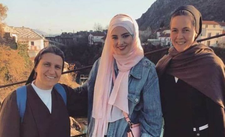Fotoja që pushtoi rrjetet sociale në Bosnjë: Ato nuk u frikësuan nga unë