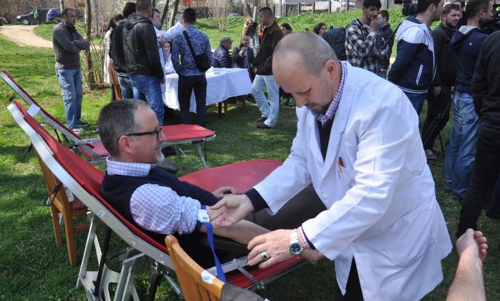 Banorët e lagjes “Sofali” përkujtojnë të rënit duke dhuruar gjak