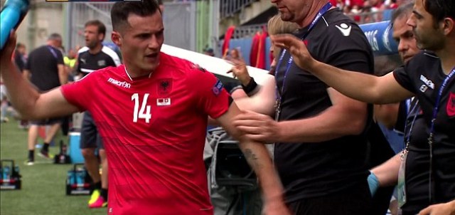 Duka në krah të De Biasit për Xhakën